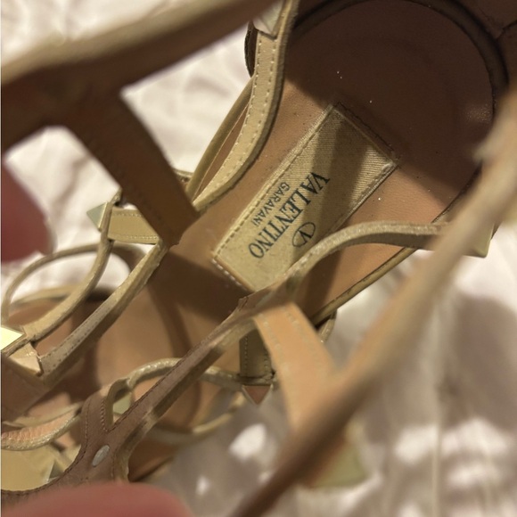 Valentino Beige Leather Rockstud Sandals
Size 38 Authentic - Picture 6 of 9